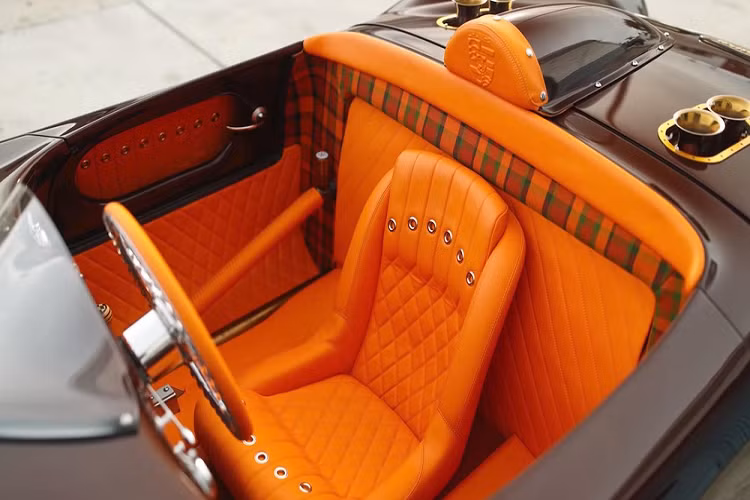 Đối với màu sắc, Sarkisyan nói rằng “chúng tôi đã tranh cãi về nó trong nhiều tháng. Anh ta muốn sơn nó màu trắng. Tôi lại muốn sơn nó màu nâu.” John nói rằng anh ấy đã được truyền cảm hứng bởi một chiếc Mercedes S-Class màu nâu mà thấy ở trên cao tốc nhưng quyết định sử dụng màu Mystic Brown giống ở xe Toyota và Lexus.