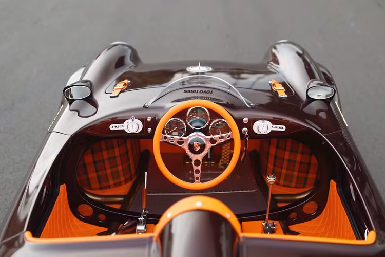 Sarkisyan nói rằng ghế ngồi trung tâm “là một điều rất khó thực hiện. Tôi luôn muốn làm điều đó vì một lý do nào đó và tôi không biết tại sao. Nó không thoải mái lắm và bạn không thể chở hành khách nào cả. Nhưng nó tạo nên một tuyên bố lớn.” Thậm chí hai anh em còn đặt tên cho chiếc xe là “Selfish” (ích kỷ), một cái tên vô cùng phù hợp. Họ cũng đã chế tạo một chiếc xe thứ hai với một hệ truyền động Subaru nhưng để lại động cơ làm mát bằng khí trong chiếc xe này.