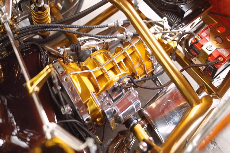 Bản thân chiếc xe có thân vỏ sợi thủy tinh, động cơ Porsche 550 Spyder dát vàng cùng với khung gầm dạng ống độc nhất. Để vừa chỗ cho các tài xế có chiều cao khác nhau, đệm ghế có thể được tháo ra để ngồi thấp hơn nhưng nhà sản xuất khuyến nghị nên đeo bộ kính đặc chế của họ cho dù xe có một kính chắn gió nhỏ.