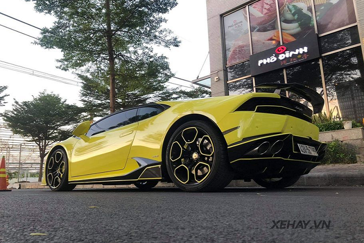Đặc biệt, phiên bản Huracan này đã được độ gói ‘Vorsteiner Verona Edizione’ với một số chi tiết thay đổi như hệ thống ống xả hiệu suất cao từ Capristo.