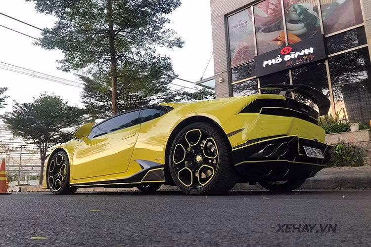 Đặc biệt, phiên bản Huracan này đã được độ gói ‘Vorsteiner Verona Edizione’ với một số chi tiết thay đổi như hệ thống ống xả hiệu suất cao từ Capristo.