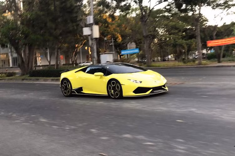 Một trong những yếu tố không thể không nhắc tới trên chiếc Huracan này chính là chiếc biển số ‘43A – 567.89’. Trước đó, một chiếc Rolls-Royce Wraith cũng từng xuất hiện với cặp biển kiểm soát này nhưng với đầu số ‘30A’ tại khu vực Hà Nội.