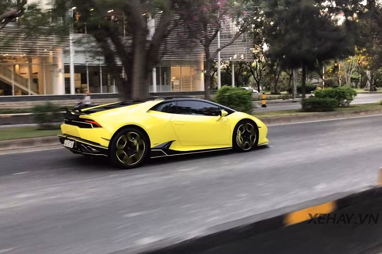 Chiếc siêu xe Lamborghini Huracan biển khủng Đà Nẵng ở Sài Gòn này sở hữu khối động cơ V10 5.2 lít hút khi tự nhiên, kết hợp với công nghệ MPI và DSI, sản sinh công suất cực đại 630 mã lực tại 8000 vòng / phút và mô-men xoắn tối đa 600 Nm tại 6500 vòng / phút.
