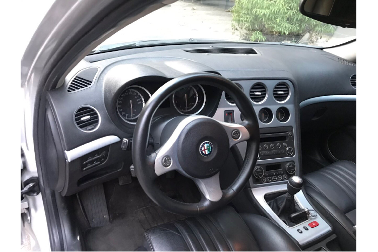 Nội thất thiết kế đơn giản tập trung vào trải nghiệm lái; xe có đề Start/Stop, sưởi ghế