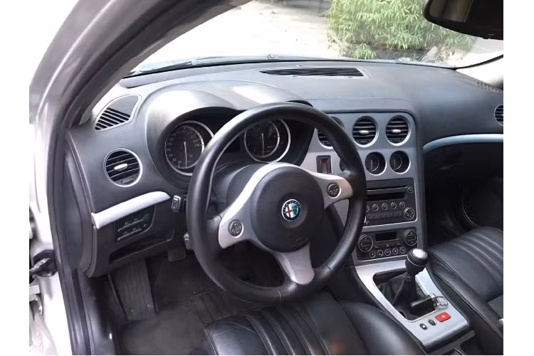 Nội thất thiết kế đơn giản tập trung vào trải nghiệm lái; xe có đề Start/Stop, sưởi ghế