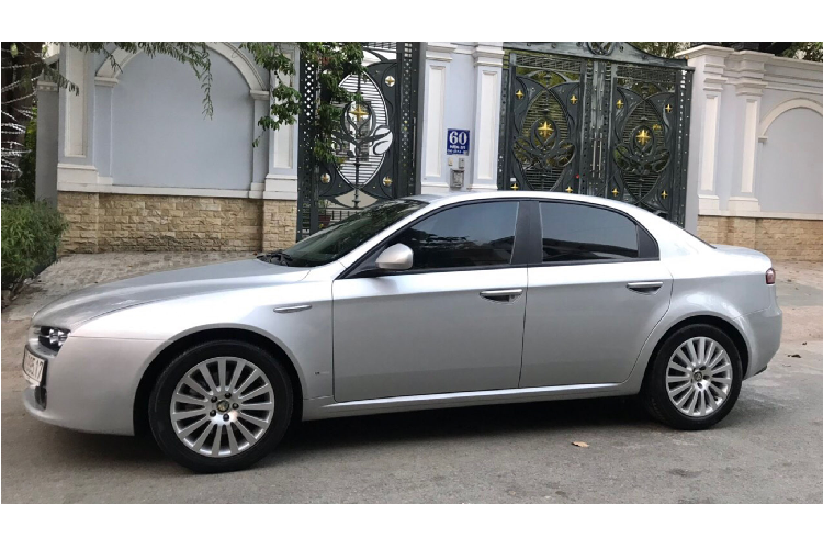 Chiếc Alfa Romeo 159 JTS đời 2016 này là lựa chọn dành cho những ai thích chơi hàng độc, hay nói cách khác, chủ sở hữu khi lái nó xuống phố sẽ hiếm khi “đụng hàng”.