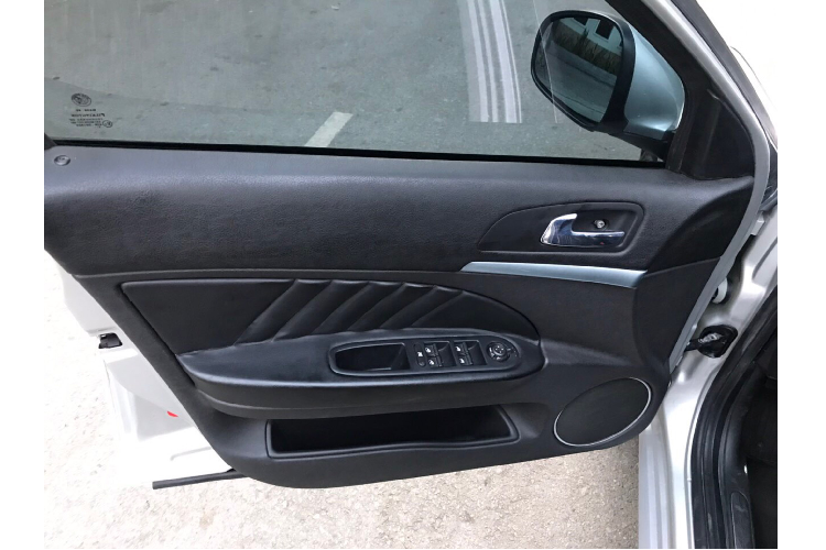 Xe đi kèm với nhiều trang bị như ghế ngồi và vô lăng bọc da, CD/Radio 8 loa, kiểm soát hành trình,… Đi kèm các hệ thống như: phanh ABS/EBD, kiểm soát lực kéo (Traction Control System), cân bằng điện tử (VSC).