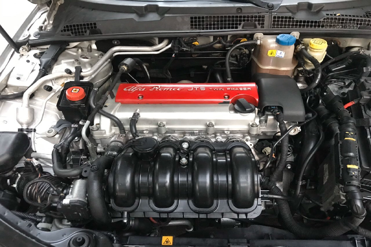 Sức mạnh được truyền xuống cầu trước (FWD) thông qua hộp số sàn 6 cấp (6MT). Xe có khả năng tăng tốc 0 – 100 km/h trong 8,8 giây trước khi đạt tốc độ tối đa 222 km/h.