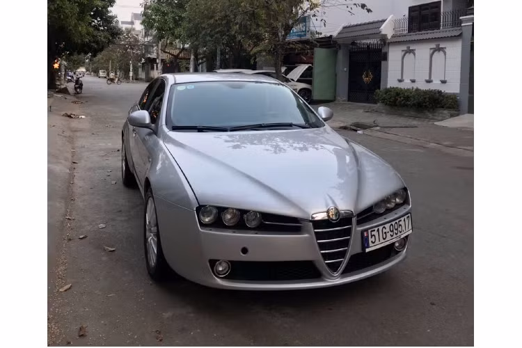 Vì là dòng xe hiếm tại Việt Nam, nên người mua có thể gặp một chút khó khăn khi tìm kiếm phụ tùng thay thế (parts), kinh nghiệm sử dụng, cũng như nơi sửa chữa cho Alfa Romeo 159. Giá xe Alfa Romeo 159 JTS đời 2006 trong bài viết này hiện đang chào bán 780 triệu đồng.