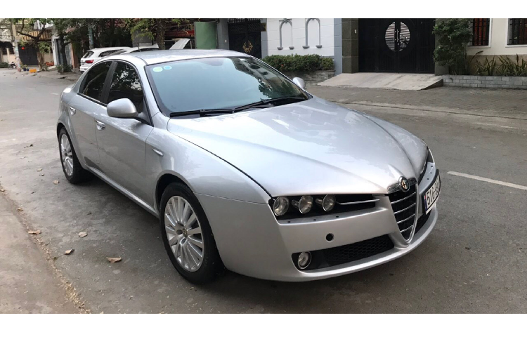 Bên dưới nắp ca-pô của Alfa Romeo 159 JTS hàng hiếm này là khối động cơ xăng 4 cyl thẳng hàng (I4) dung tích 2.2L (2.198cc) cho công suất tối đa 182 mã lực tại 6.500 vòng/phút và mô-men xoắn cực đại 230Nm đạt được tại 4.500 v/p.
