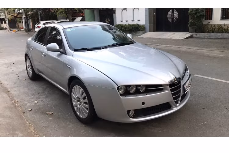 Bên dưới nắp ca-pô của Alfa Romeo 159 JTS hàng hiếm này là khối động cơ xăng 4 cyl thẳng hàng (I4) dung tích 2.2L (2.198cc) cho công suất tối đa 182 mã lực tại 6.500 vòng/phút và mô-men xoắn cực đại 230Nm đạt được tại 4.500 v/p.