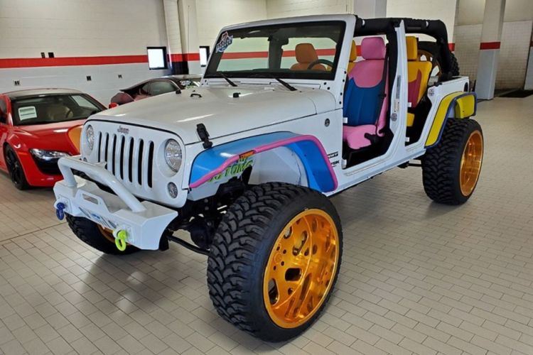Thông qua sự phổ biến của internet, chúng ta có thể dễ dàng tìm mua, nhìn ngắm những chiếc xe trong mơ và đương nhiên là cả việc khám phá những chiếc xe độ kỳ dị. Xuất hiện trên mạng xã hội Facebook cũng như diễn đàn Reddit, đây là một chiếc xe địa hình Jeep Wrangler 2018 được độ màu mè sặc sỡ đến độ nhức cả mắt.