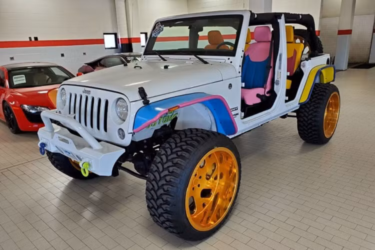 Thông qua sự phổ biến của internet, chúng ta có thể dễ dàng tìm mua, nhìn ngắm những chiếc xe trong mơ và đương nhiên là cả việc khám phá những chiếc xe độ kỳ dị. Xuất hiện trên mạng xã hội Facebook cũng như diễn đàn Reddit, đây là một chiếc xe địa hình Jeep Wrangler 2018 được độ màu mè sặc sỡ đến độ nhức cả mắt.