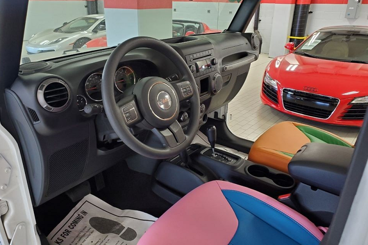 Đối với hiệu suất vận hành, khối động cơ V6 dung tích 3.6 lít của xe được kết hợp với một hộp số tự động và hệ dẫn động 4 bánh AWD. Về cơ bản, nó vẫn là một chiếc xe địa hình Jeep Wrangler với khả năng off-road cực tốt nếu như tháo bỏ bộ la-zăng vàng óng kia ra bởi kích thước quá cỡ sẽ khiến chúng sớm bị biến dạng.