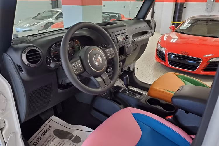 Đối với hiệu suất vận hành, khối động cơ V6 dung tích 3.6 lít của xe được kết hợp với một hộp số tự động và hệ dẫn động 4 bánh AWD. Về cơ bản, nó vẫn là một chiếc xe địa hình Jeep Wrangler với khả năng off-road cực tốt nếu như tháo bỏ bộ la-zăng vàng óng kia ra bởi kích thước quá cỡ sẽ khiến chúng sớm bị biến dạng.