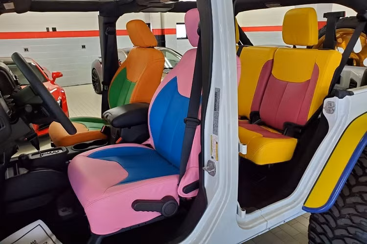 Quay trở lại với giá bán, ta có thể nhận định rằng đó là một cái giá đòi hỏi điên rồ dành cho một chiếc xe như thế này, trừ phi ai đó đang sẵn tiền và mong muốn kiếm về một thứ gì đó đảm bảo giúp nổi bật khỏi đám đông dù là theo hướng tiêu cực. Bên cạnh đó, lời quảng cáo đầu tư hơn 100.000 USD để độ chiếc xe Jeep Wrangler 2018 màu mè cũng rất khó tin.