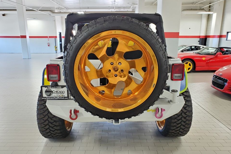 Những trang bị đáng lưu ý khác của xe bao gồm một bộ kit nâng đầy đủ, mui cứng sơn màu đặc biệt, các tấm chắn bùn độ, và hơn thế nữa. Ở bên trong, mỗi chiếc ghế đều mang một tổ hợp màu sắc phổ biến cách đây 3 thập kỷ, và đây có lẽ cũng là khía cạnh đáng khen ngợi duy nhất của xe.