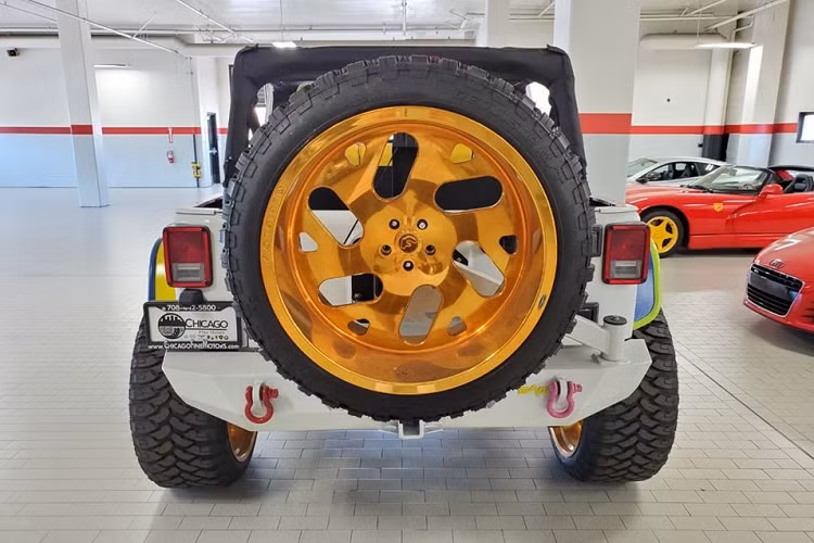 Những trang bị đáng lưu ý khác của xe bao gồm một bộ kit nâng đầy đủ, mui cứng sơn màu đặc biệt, các tấm chắn bùn độ, và hơn thế nữa. Ở bên trong, mỗi chiếc ghế đều mang một tổ hợp màu sắc phổ biến cách đây 3 thập kỷ, và đây có lẽ cũng là khía cạnh đáng khen ngợi duy nhất của xe.