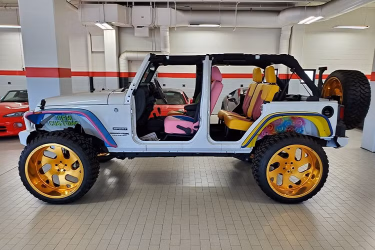 Hiện giá xe Jeep Wrangler độ màu mè này được rao bán 42.500 USD. Quảng cáo bán hàng cho biết rằng “người chế tạo đã đầu tư hơn 100.000 USD (hơn 2 tỷ đồng)” để mang lại chủ đề thập niên 1990 cho chiếc Wrangler. Đó có lẽ là lời giải thích tại sao chiếc xe lại có màu sắc hoa lá, giống như một chiếc xe độ dành cho búp bê Barbie đến vậy.