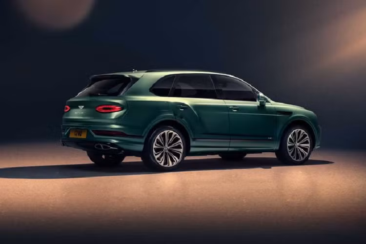 Tuy nhiên, Bentley sẽ sớm giới thiệu thêm biến thể Bentayga Hybrid PHEV và Bentayga Speed, cả hai đều dùng động cơ W12 6.0L và có thể cán tốc độ tối đa 305 km/h. Giá xe Bentley Bentayga 2021 hiện chưa được công bố chính thức ra thị trường.