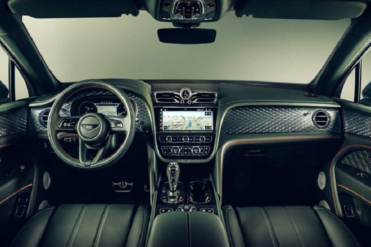 Bentley thậm chí còn bổ sung một máy tính bảng điều khiển từ xa mới với màn hình cảm ứng lớn hơn ở phía sau giống như những gì hãng đã làm trên Flying Spur mới nhất. Ngoài các tính năng công nghệ hiện đại mới, chất lượng vật liệu và độ hoàn thiện nội thất của Bentayga 2021 cũng đã được nâng cấp hơn nữa, đi kèm còn có nhiều chi tiết trang trí bằng nhôm họa tiết kim cương tối màu (lần đầu tiên xuất hiện trên một chiếc Bentley).