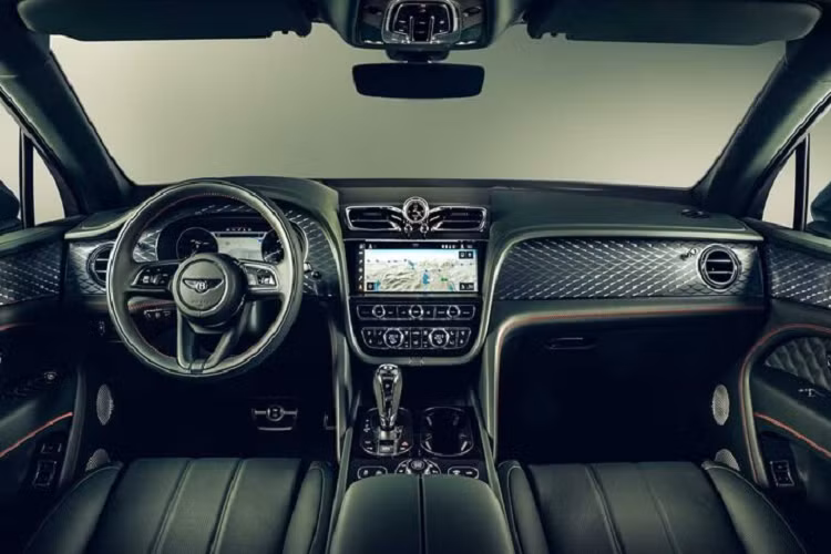 Bentley thậm chí còn bổ sung một máy tính bảng điều khiển từ xa mới với màn hình cảm ứng lớn hơn ở phía sau giống như những gì hãng đã làm trên Flying Spur mới nhất. Ngoài các tính năng công nghệ hiện đại mới, chất lượng vật liệu và độ hoàn thiện nội thất của Bentayga 2021 cũng đã được nâng cấp hơn nữa, đi kèm còn có nhiều chi tiết trang trí bằng nhôm họa tiết kim cương tối màu (lần đầu tiên xuất hiện trên một chiếc Bentley).