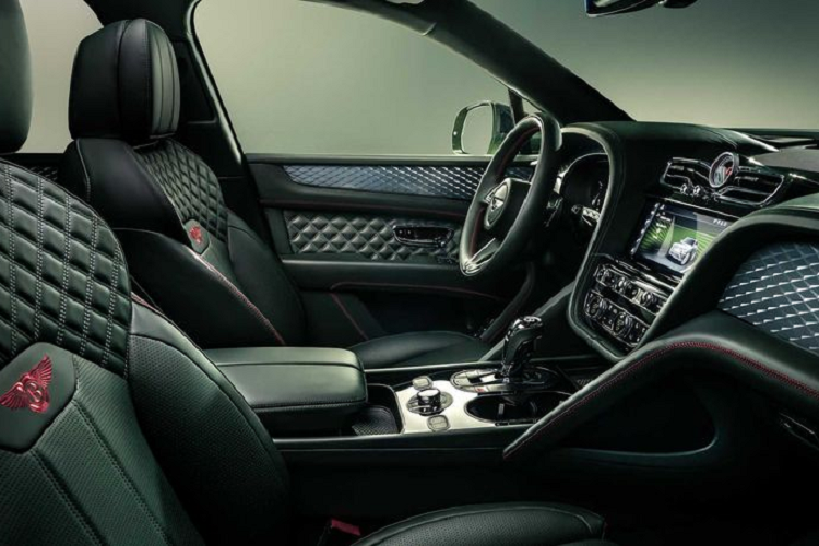 Tuy nhiên, nâng cấp đáng chú ý nhất ở nội thất của Bentley Bentayga 2021 nằm ở hệ thống thông tin giải trí thế hệ mới, tích hợp chức năng chỉ đường hoàn toàn mới với bản đồ vệ tinh, tìm kiếm online, hệ thống này cũng tương thích với Apple CarPlay và Android Auto không dây tiêu chuẩn.