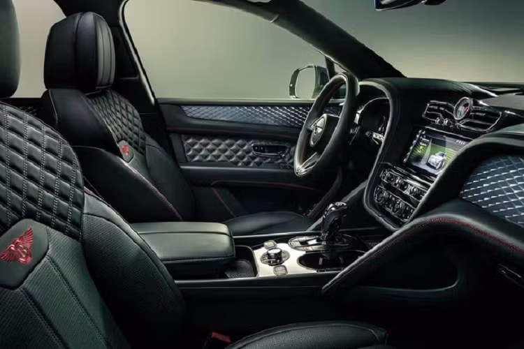 Tuy nhiên, nâng cấp đáng chú ý nhất ở nội thất của Bentley Bentayga 2021 nằm ở hệ thống thông tin giải trí thế hệ mới, tích hợp chức năng chỉ đường hoàn toàn mới với bản đồ vệ tinh, tìm kiếm online, hệ thống này cũng tương thích với Apple CarPlay và Android Auto không dây tiêu chuẩn.