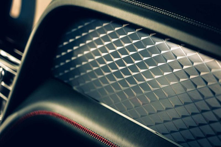 Về truyền động, dải động cơ trên Bentley Bentayga 2021 sẽ không có đổi mới nào so với mẫu xe tiền nhiệm. Tạm thời, Bentayga mới sẽ chỉ có động cơ tăng áp kép V8 4.0L cho công suất 542 mã lực và mô-men xoắn cực đại 770Nm, kết hợp với hộp số tự động 8 cấp và hệ dẫn động AWD tiêu chuẩn.