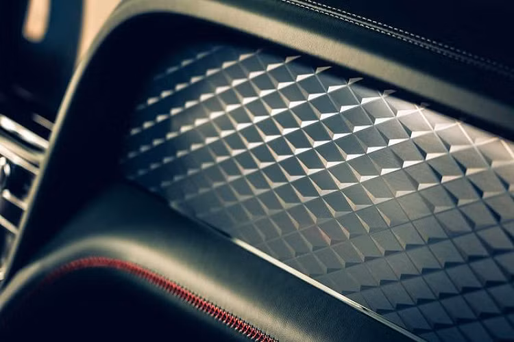 Về truyền động, dải động cơ trên Bentley Bentayga 2021 sẽ không có đổi mới nào so với mẫu xe tiền nhiệm. Tạm thời, Bentayga mới sẽ chỉ có động cơ tăng áp kép V8 4.0L cho công suất 542 mã lực và mô-men xoắn cực đại 770Nm, kết hợp với hộp số tự động 8 cấp và hệ dẫn động AWD tiêu chuẩn.