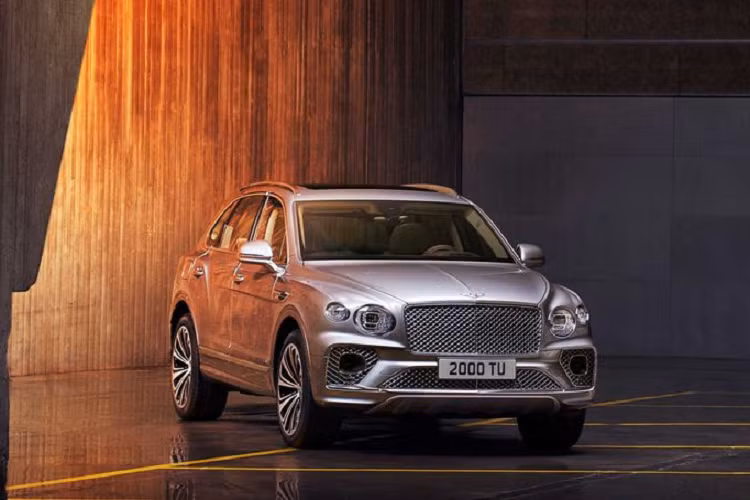 Các thay đổi ở ngoại thất xe không chỉ có vậy, Bentayga 2021 được trang bị bộ mâm xe mới với thiết kế rất độc đáo. Ở phía sau, xe có cụm đèn hậu LED hình oval giống với đèn hậu trên mẫu Continental GT, lý do là vì Bentley muốn Bentayga 2021 trở nên phù hợp hơn với ngôn ngữ thiết kế mới mà Bentley đã giới thiệu trên mẫu Continental GT thế hệ thứ 3 và mẫu Flying Spur hoàn toàn mới.