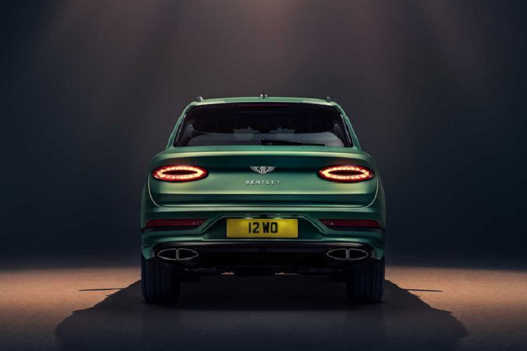 Làm tròn những cập nhật bên ngoài của Bentley Bentayga 2021 là biển số xe đã được di chuyển xuống cản sau và hai ống xả hình bầu dục đặt hai đầu rất tương xứng với cặp đèn hậu phía trên.