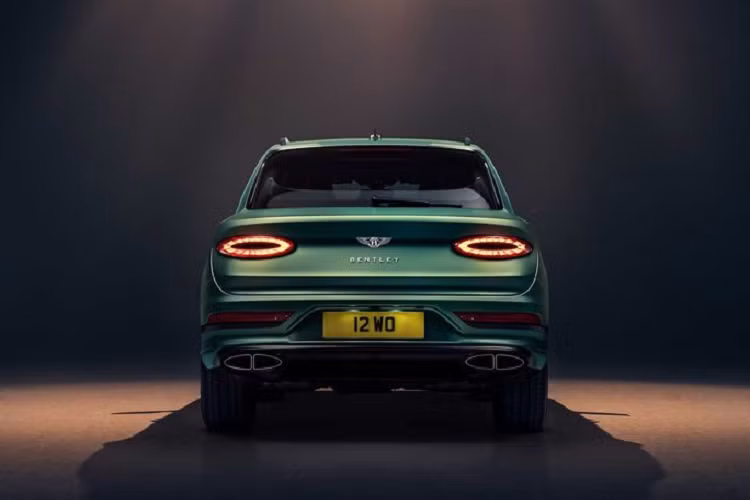Làm tròn những cập nhật bên ngoài của Bentley Bentayga 2021 là biển số xe đã được di chuyển xuống cản sau và hai ống xả hình bầu dục đặt hai đầu rất tương xứng với cặp đèn hậu phía trên.