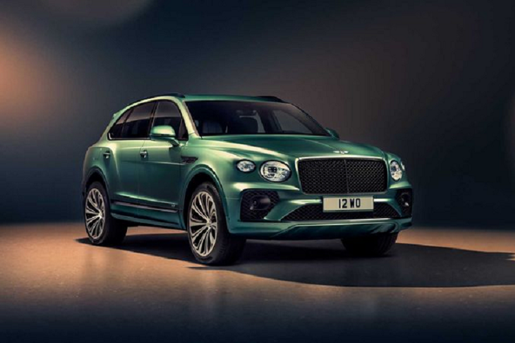 Về ngoại hình, phần đầu xe Bentley Bentayga 2021 mới được tinh chỉnh với lưới tản nhiệt ma trận lớn hơn và trông có phần dữ dằn hơn, cụm đèn pha ma trận LED thông minh mới dù vẫn có dạng hình tròn đặc trưng, đèn ngày LED hình tròn cũng được sửa đổi.