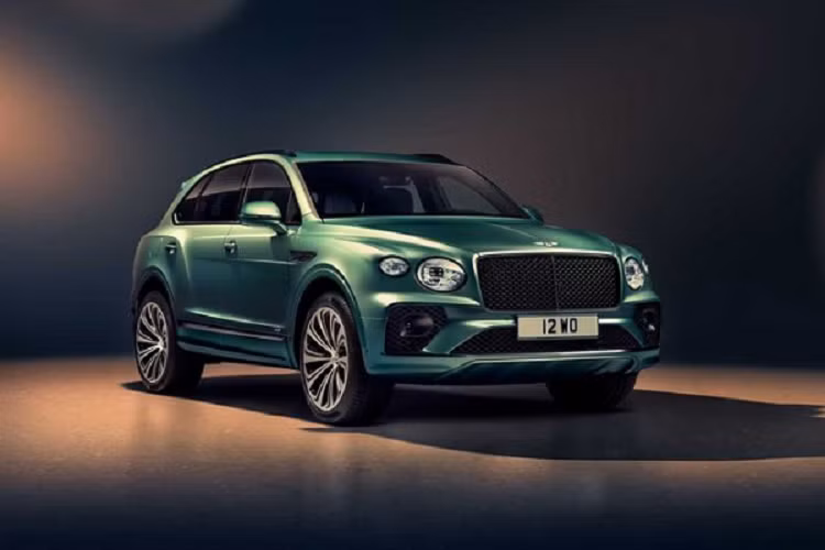 Về ngoại hình, phần đầu xe Bentley Bentayga 2021 mới được tinh chỉnh với lưới tản nhiệt ma trận lớn hơn và trông có phần dữ dằn hơn, cụm đèn pha ma trận LED thông minh mới dù vẫn có dạng hình tròn đặc trưng, đèn ngày LED hình tròn cũng được sửa đổi.