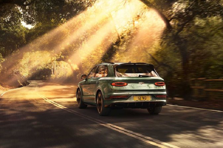 Đối với nội thất, đây là nơi "chất quý tộc" của Bentley Bentayga 2021 được thể hiện rõ rệt nhất. Chiếc SUV siêu sang sở hữu bảng điều khiển trung tâm mới với màn hình thông tin giải trí 10.9 inch, vô lăng thiết kế mới vay mượn từ Continental GT và Flying Spur.