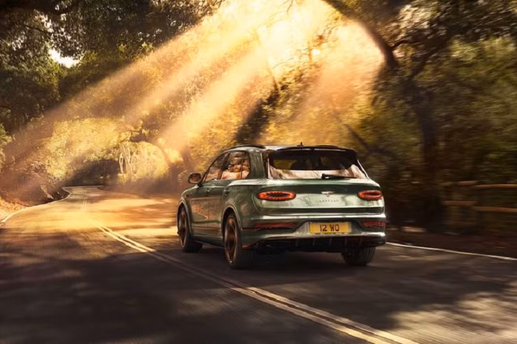 Đối với nội thất, đây là nơi "chất quý tộc" của Bentley Bentayga 2021 được thể hiện rõ rệt nhất. Chiếc SUV siêu sang sở hữu bảng điều khiển trung tâm mới với màn hình thông tin giải trí 10.9 inch, vô lăng thiết kế mới vay mượn từ Continental GT và Flying Spur.