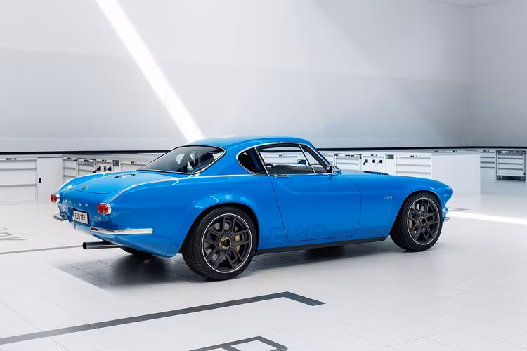 Phối hợp với khối động cơ mạnh mẽ này là một hộp số Holinger 5 cấp độ truyền động lực tới bánh sau, đảm bảo cảm giác hộp số nguyên bản nhưng bền bỉ hơn.