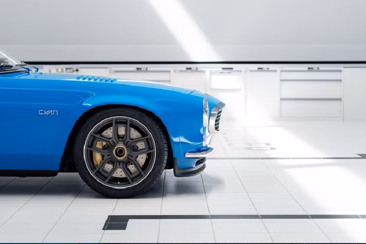 Giá xe P1800 Cyan bán tới khách hàng là 500.000 USD (tương đương 11,5 tỷ đồng). Quá trình phục chế và độ sẽ được làm theo yêu cầu và không có số lượng sản xuất xác định. Tuy nhiên, một người phát ngôn của Cyan có tiết lộ rằng họ sẽ sản xuất “số lượng cực ít” mà thôi.