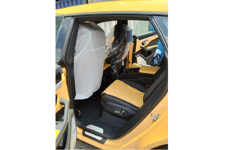 Bên cạnh đó, chiếc siêu SUV Lamborghini Urus thứ 9 về Việt Nam còn có bộ mâm 23 inch mang tên gọi Taigete sơn màu đen Shiny Black giống với Lamborghini Urus của Dương Kon hay xe của con trai Bầu Hiển.