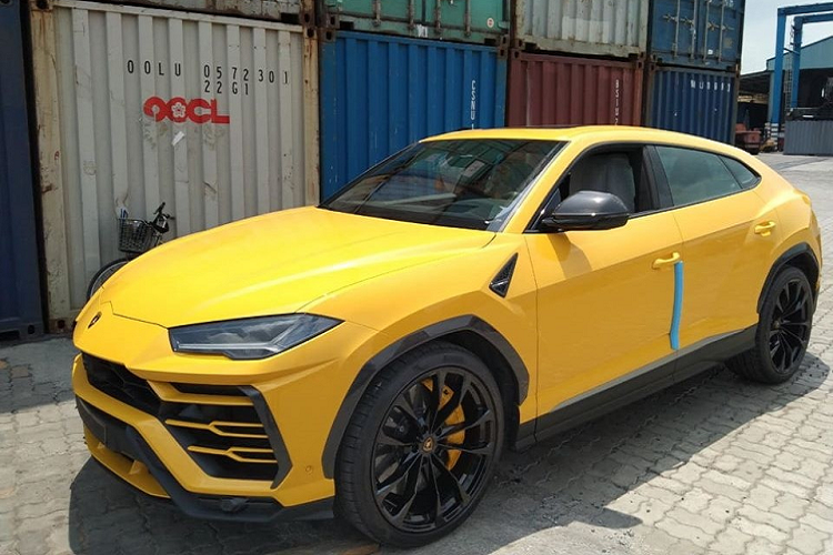 Siêu SUV Lamborghini Urus thứ 9 cập bến Việt Nam có ngoại thất sơn màu vàng Giallo Auge, trước đó, đã có ít nhất 4 chiếc Lamborghini Urus về nước có lựa chọn là màu sơn vàng óng ả này. Ngoài màu sơn vàng Giallo Auge, ngoại thất chiếc Lamborghini Urus về Việt Nam còn sở hữu nhiều chi tiết sơn màu đen đối lập.