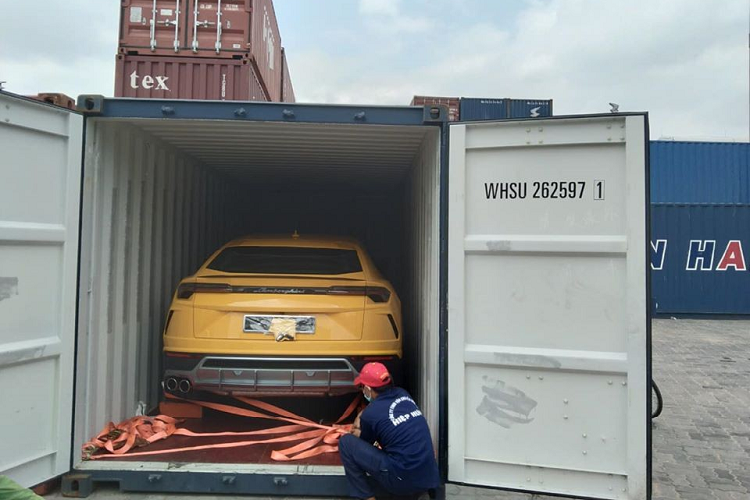 Lamborghini trang bị đến 6 chế độ lái cho siêu SUV Urus và gọi là Anima. Ngoài 3 chế độ lái quen thuộc trên các siêu xe như Strada (đường phố), Sport (thể thao), Corsa (đường đua), siêu SUV Urus còn có thêm 3 chế độ lái khác là Sabbia (đường cát), Terra (việt dã) và Neve (tuyết). Giá xe Lamborghini Urus tại Việt Nam khoảng hơn 20 tỷ đồng.