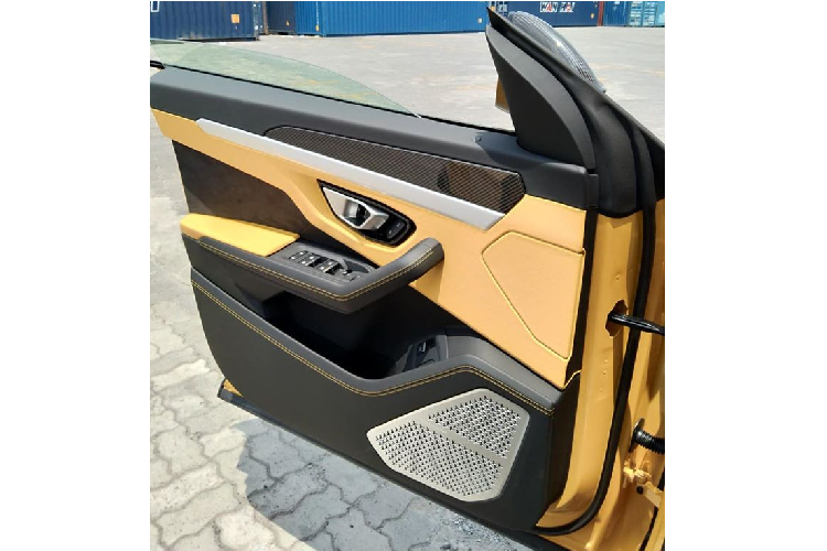 Siêu SUV Lamborghini Urus mới về Việt Nam được nhập khẩu không chính hãng. Mở cửa bước vào bên trong khoang lái chiếc siêu SUV Lamborghini Urus mới cập cảng Việt Nam có nội thất bọc da 2 tông màu là vàng-đen, cách phối màu này tương tự 2 chiếc Lamborghini Urus màu vàng Giallo Auge thứ 6 và thứ 7 đã về nước trước đó.