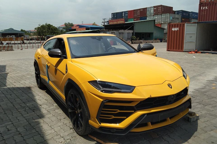 Nội thất chiếc siêu SUV Lamborghini Urus có thêm tuỳ chọn ốp carbon mang đến sự hầm hố và đẹp mắt hơn cho khoang lái của xe. Vô-lăng của siêu SUV Lamborghini Urus thứ 9 về Việt Nam có da màu đen, da Alcantara và chỉ khâu màu vàng nổi bật.