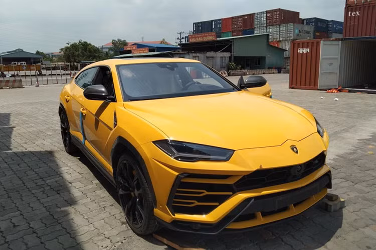 Nội thất chiếc siêu SUV Lamborghini Urus có thêm tuỳ chọn ốp carbon mang đến sự hầm hố và đẹp mắt hơn cho khoang lái của xe. Vô-lăng của siêu SUV Lamborghini Urus thứ 9 về Việt Nam có da màu đen, da Alcantara và chỉ khâu màu vàng nổi bật.