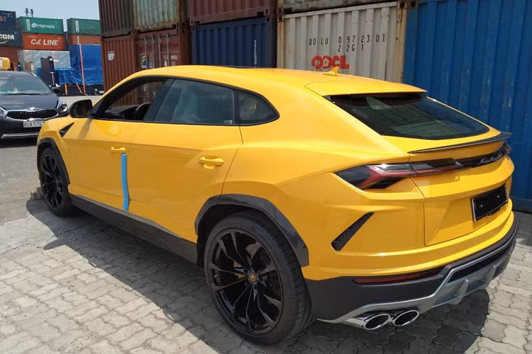 Cửa xe của Lamborghini Urus không viền mang đến dáng vẻ thể thao cũng đồng thời giảm cân cho xe. Có thể thấy, ngoài phần da bọc mặt cửa là đen và vàng còn có các chi tiết kim loại và cả carbon.
