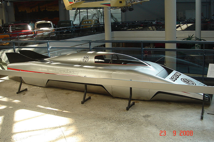 Sử dụng thân vỏ bằng sợi carbon và sợi thủy tinh, ARVW có một bộ khung nhôm trọng lượng nhẹ và một động cơ dàu tăng áp 6 xi-lanh dung tích 2.4 lít sản sinh 177 mã lực khiêm tốn. Động cơ này được đặt ở phía sau người lái và chuyền lực tới cầu sau thông qua một hệ thống xích