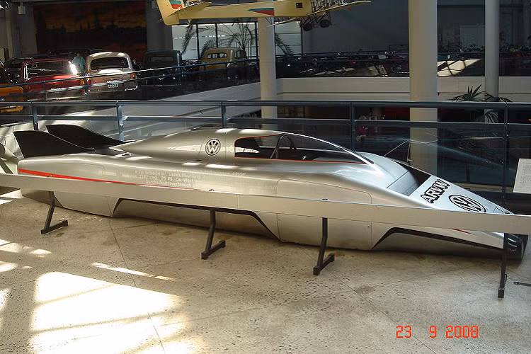 Sử dụng thân vỏ bằng sợi carbon và sợi thủy tinh, ARVW có một bộ khung nhôm trọng lượng nhẹ và một động cơ dàu tăng áp 6 xi-lanh dung tích 2.4 lít sản sinh 177 mã lực khiêm tốn. Động cơ này được đặt ở phía sau người lái và chuyền lực tới cầu sau thông qua một hệ thống xích