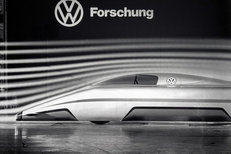 Đương nhiên, ngay cả XL1 cũng không thể trơn mượt như ARVW bởi ARVW vốn được tạo ra để “chứng minh làm thế nào khí động học và cấu tạo phương tiện trọng lượng nhẹ có thể tạo ra tốc độ lớn từ số mã lực phổ thông”. Ý tưởng đó đã lóe lên bởi cuộc khủng hoảng dầu mỏ trong thập niên 1970, vậy nên các kỹ sư Volkswagen đã chế tạo một chiếc xe mang tính cách mạng với tính khí động học phi thường và chỉ cao 838 mm và rộng 1.100 mm.