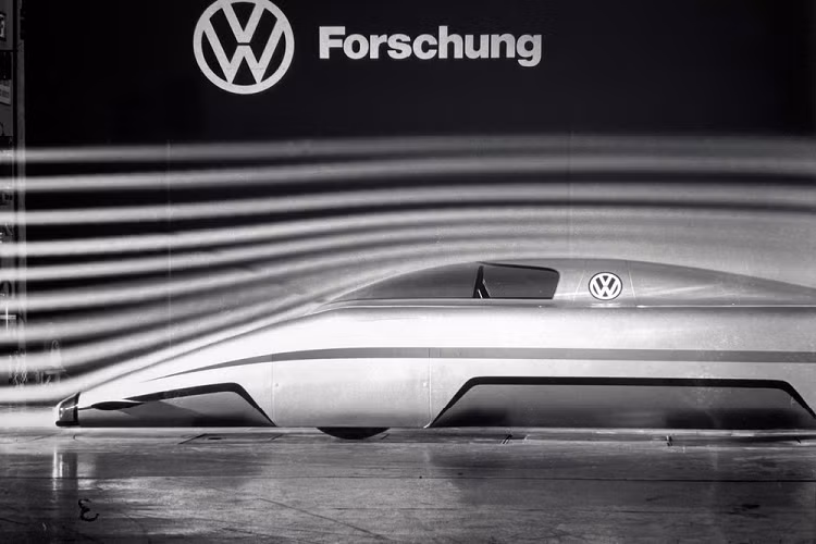 Đương nhiên, ngay cả XL1 cũng không thể trơn mượt như ARVW bởi ARVW vốn được tạo ra để “chứng minh làm thế nào khí động học và cấu tạo phương tiện trọng lượng nhẹ có thể tạo ra tốc độ lớn từ số mã lực phổ thông”. Ý tưởng đó đã lóe lên bởi cuộc khủng hoảng dầu mỏ trong thập niên 1970, vậy nên các kỹ sư Volkswagen đã chế tạo một chiếc xe mang tính cách mạng với tính khí động học phi thường và chỉ cao 838 mm và rộng 1.100 mm.